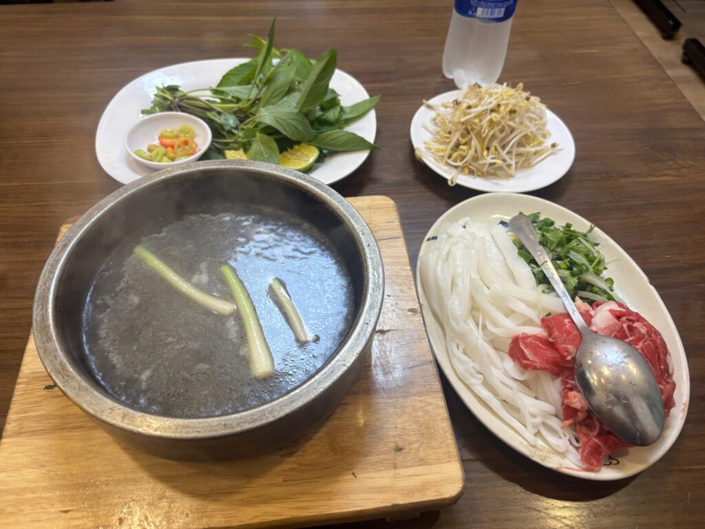 ホーチミンのお店で食べたベトナムのフォー一式と香草の盛り合わせ